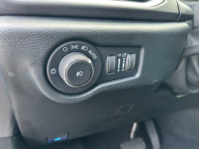 Used 2025 Chrysler Pacifica Select FWD image 58