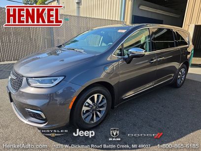 Used 2023 Chrysler Pacifica Limited w/ Uconnect Theater Family Group