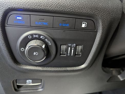 Used 2023 Jeep Grand Cherokee 4WD 4xe image 17