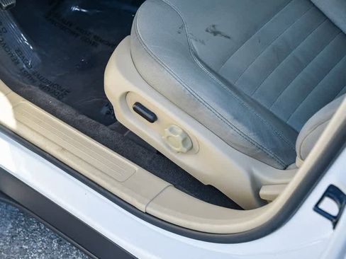 Used 2013 Ford Taurus SE image 20