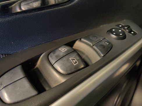 Used 2018 Nissan Kicks SV image 27