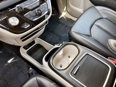 Used 2023 Chrysler Pacifica Touring-L FWD image 24
