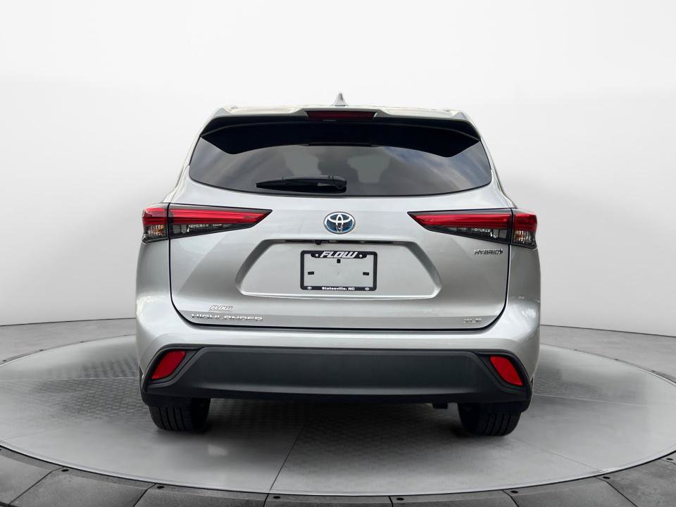 Used 2022 Toyota Highlander XLE AWD/4WD image 6