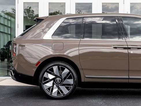 Certified 2025 Rolls-Royce Cullinan AWD/4WD image 21