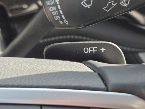 Certified 2025 Volkswagen Atlas SE image 33