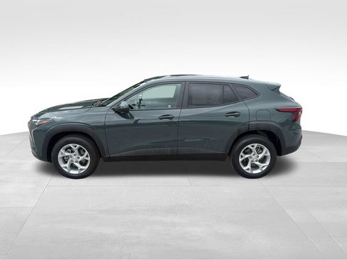 Used 2025 Chevrolet Trax LS w/ LS Convenience Package FWD image 3