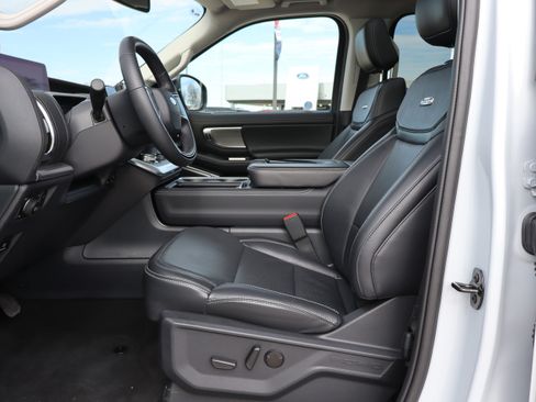 Used 2025 Ford Expedition Platinum image 9
