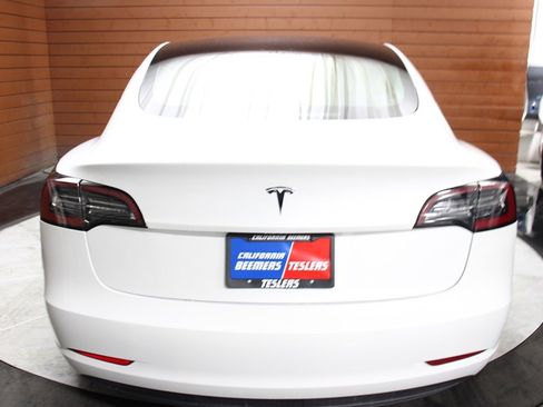 Used 2023 Tesla Model 3 Standard Range image 2