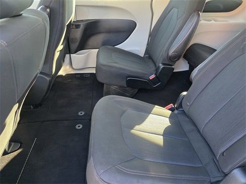 Used 2020 Chrysler Pacifica Touring image 9