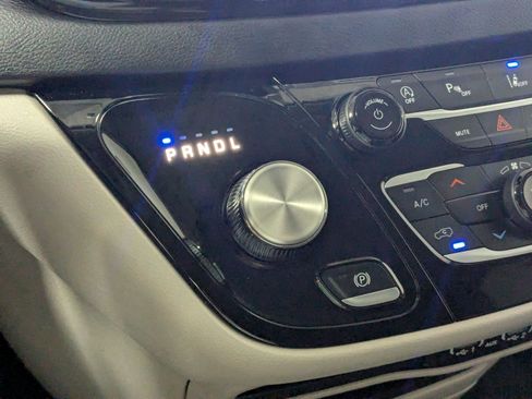 Certified 2024 Chrysler Pacifica Touring-L FWD image 18