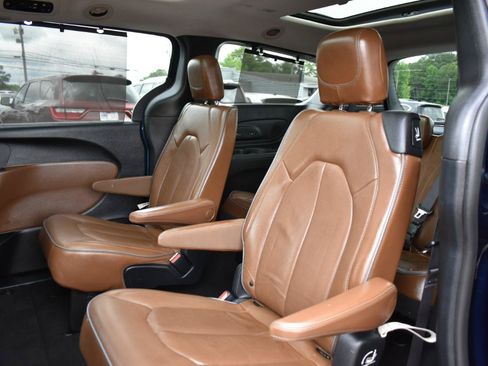 Used 2019 Chrysler Pacifica Limited w/ Tire & Wheel Group FWD image 22