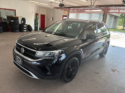 Used 2023 Volkswagen Taos SE w/ Panoramic Sunroof Package AWD/4WD image 3