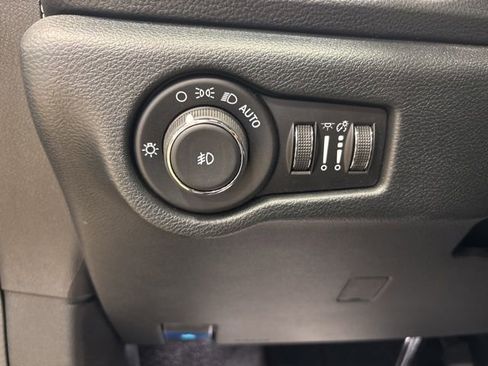 Used 2026 Chrysler Pacifica Limited FWD image 31