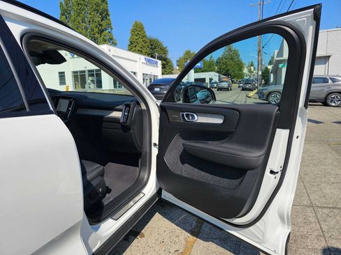 Used 2025 Volvo XC40 B5 Ultra AWD/4WD image 10