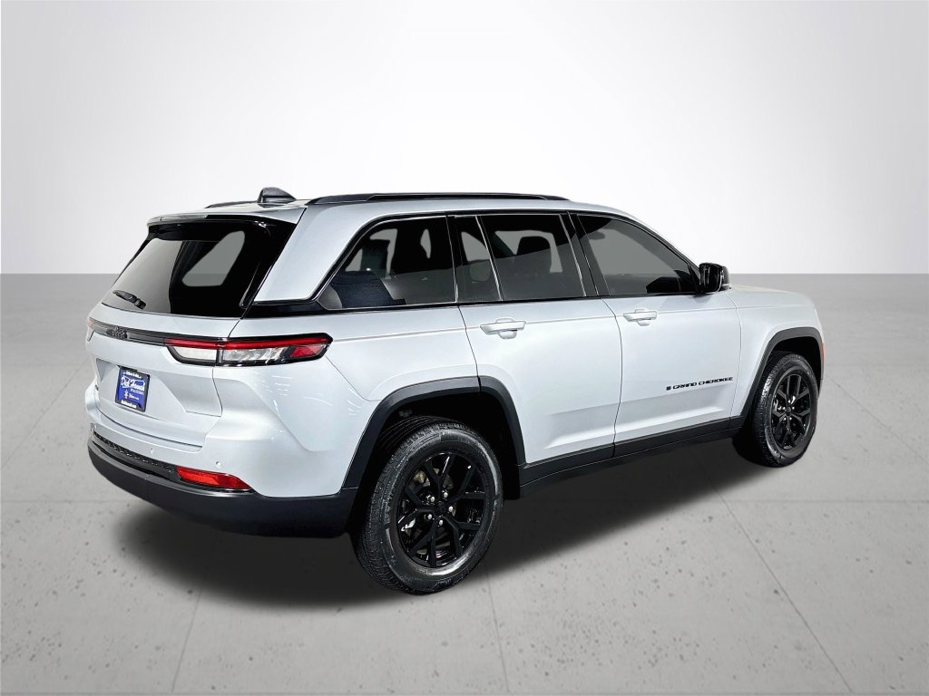 Used 2025 Jeep Grand Cherokee Altitude AWD/4WD image 6