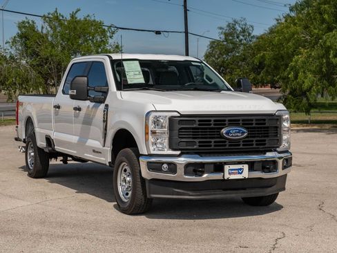Used 2025 Ford F250 XL AWD/4WD image 3