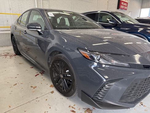 Used 2025 Toyota Camry SE image 3