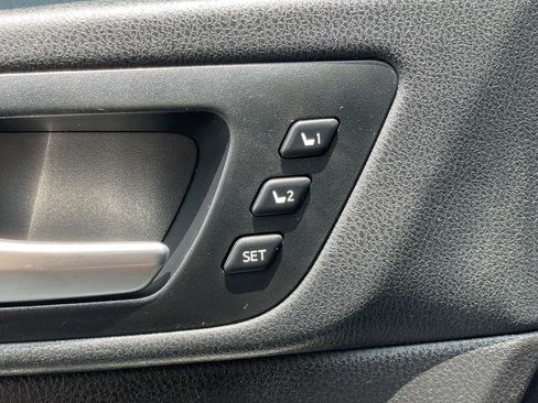 Used 2019 Toyota Highlander Limited FWD image 34