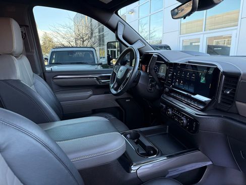 Used 2024 Chevrolet Silverado 2500 ZR2 w/ Technology Package image 30