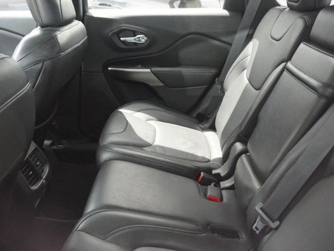 Used 2019 Jeep Cherokee Limited w/ Luxury Group FWD image 10