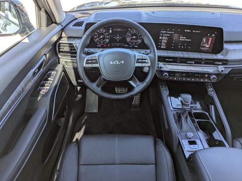 Used 2025 Kia Telluride SX w/ SX Captain's Chair Package FWD image 16