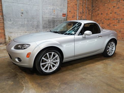 Used 2007 MAZDA MX-5 Miata Grand Touring w/ Premium Pkg RWD image 8