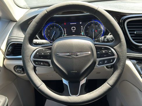 Certified 2024 Chrysler Pacifica Limited FWD image 24