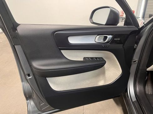 Used 2019 Volvo XC40 T5 Momentum image 24