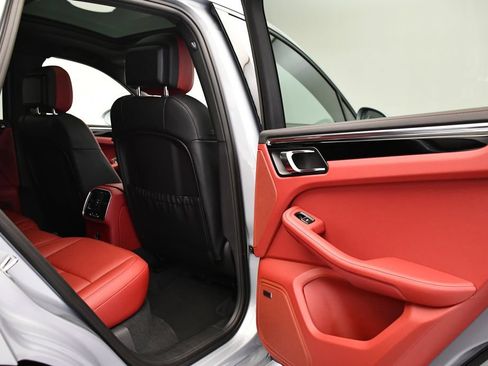 Certified 2026 Porsche Macan AWD/4WD image 54