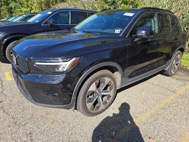 Used 2025 Volvo XC40 B5 Plus AWD/4WD image 2