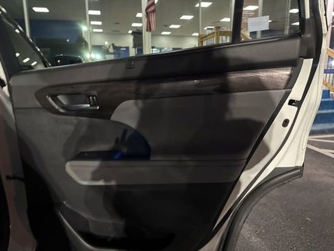 Used 2022 Toyota Highlander Platinum image 10