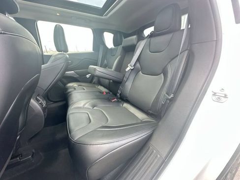 Used 2022 Jeep Cherokee Latitude Lux w/ Sun & Sound Group AWD/4WD image 24