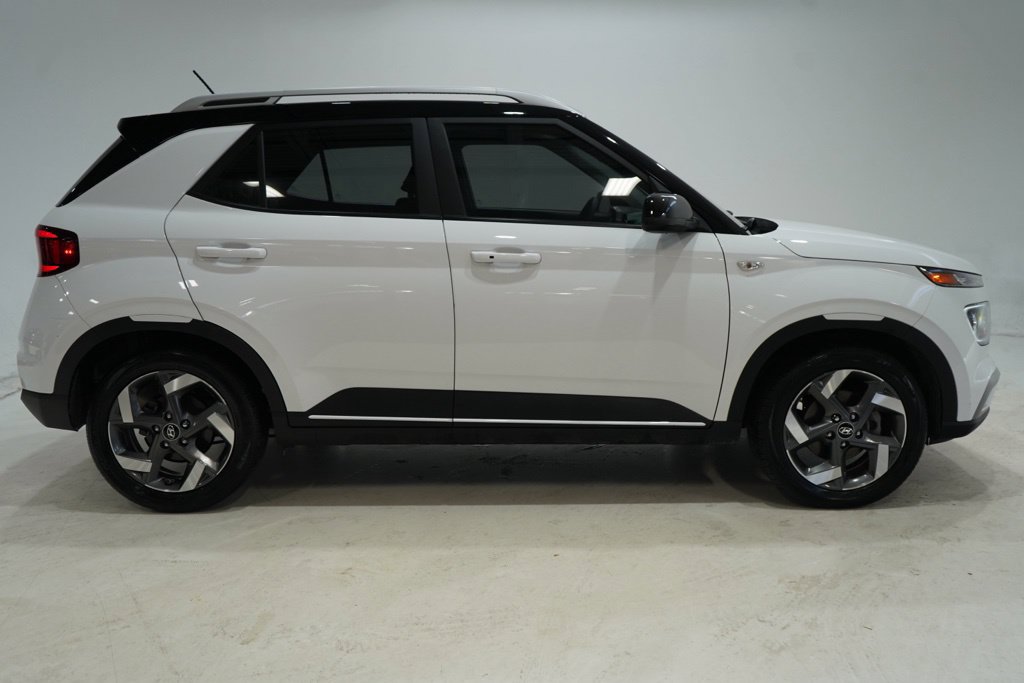Used 2024 Hyundai Venue Limited FWD image 9