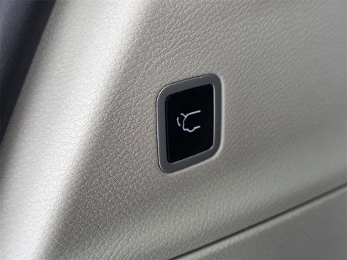 Used 2024 Chrysler Pacifica Touring-L image 18