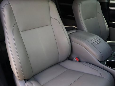 Used 2019 Toyota Highlander XLE FWD image 16
