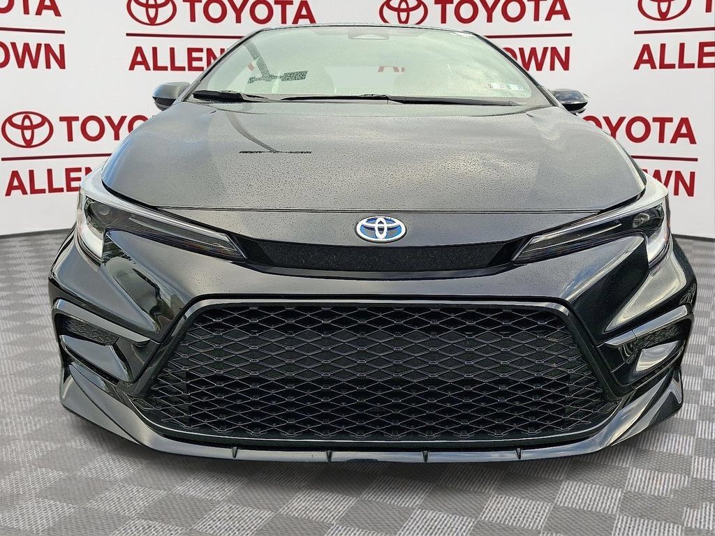 Used 2025 Toyota Corolla SE AWD/4WD image 2