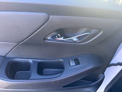 Used 2023 Chevrolet Traverse LT image 34