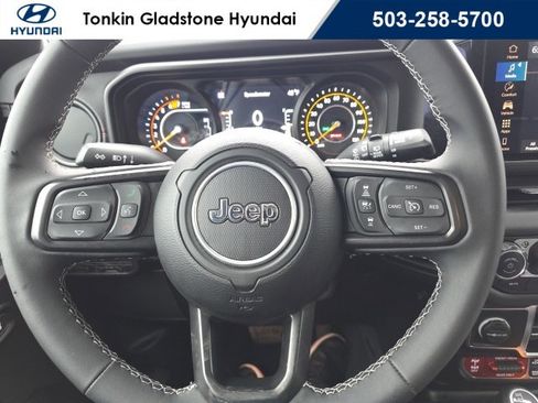 Used 2025 Jeep Wrangler Rubicon image 14