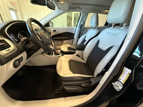 Used 2018 Jeep Compass Latitude w/ Popular Equipment Group FWD image 22