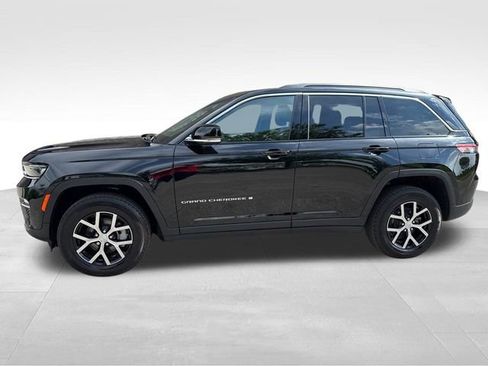 Used 2024 Jeep Grand Cherokee Limited image 2