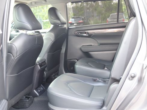 Certified 2024 Toyota Highlander Limited AWD/4WD image 18