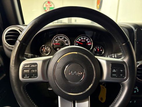 Used 2015 Jeep Wrangler Unlimited Rubicon image 28