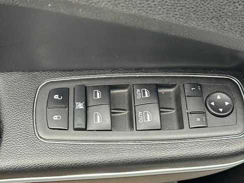 Used 2023 Chrysler 300 S w/ Comfort Group RWD image 11