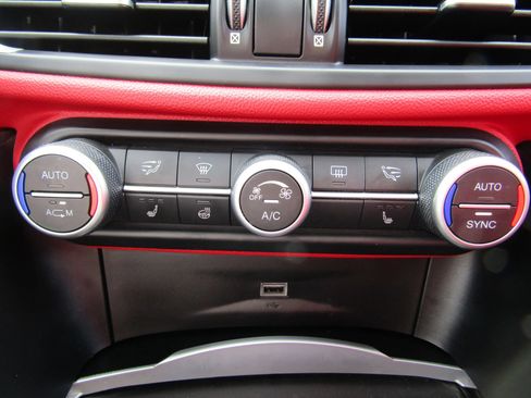 Used 2018 Alfa Romeo Giulia AWD image 29