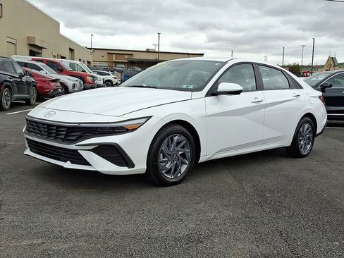 Used 2024 Hyundai Elantra SEL image 3