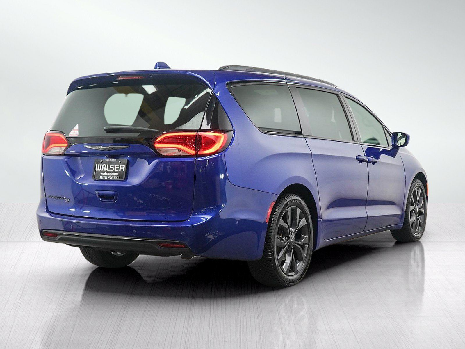 Used 2019 Chrysler Pacifica Touring-L Plus w/ Advanced Safetytec Group FWD image 5