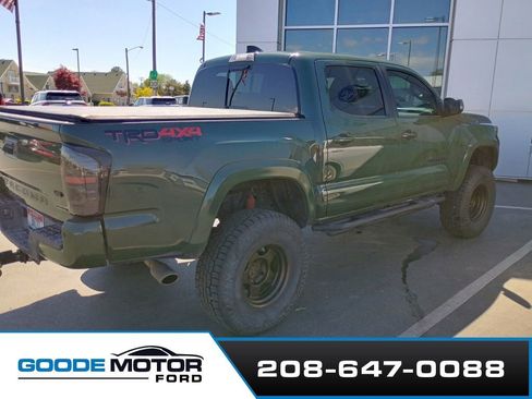 Used 2022 Toyota Tacoma TRD Sport w/ TRD Premium Sport Package AWD/4WD image 5