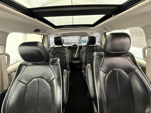 Used 2023 Chrysler Pacifica Limited FWD image 35