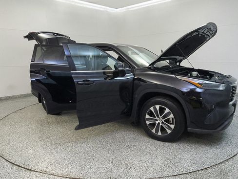 Used 2022 Toyota Highlander XLE AWD/4WD image 12