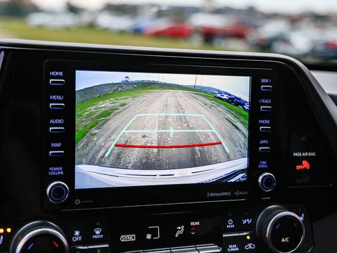 Used 2020 Toyota Highlander XLE image 24